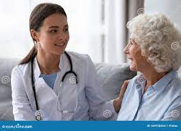 डॉक्टर आणि वृद्ध स्त्री